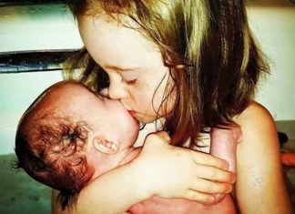 IMAGEM PERFEITA MOSTRA AMOR DE MENINA COM SÍNDROME DE DOWN BEIJANDO A SUA IRMÃ BEBÊ!
