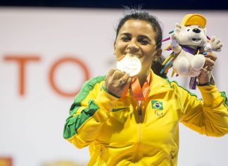 PURPURINA, RISO E HOMENAGEM AO PAI: ANÃ HALTEROFILISTA LEVA 1º OURO DO BRASIL