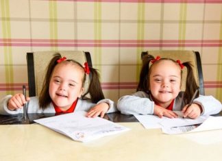 Gêmeas idênticas que nasceram com Síndrome de Down comemoraram primeiro dia em uma escola regular