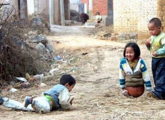 MENINA CHINESA QUE USAVA BOLA DE BASQUETE NO LUGAR DAS PERNAS VIRA NADADORA