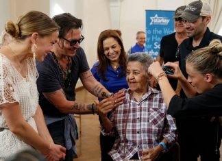 JOHNNY DEPP FAZ DOAÇÃO DE MAIS DE 200 APARELHOS AUDITIVOS