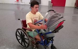 JOVEM CRIA CARRINHO DE BEBÊ ADAPTADO PARA MÃES COM DEFICIÊNCIA FÍSICA