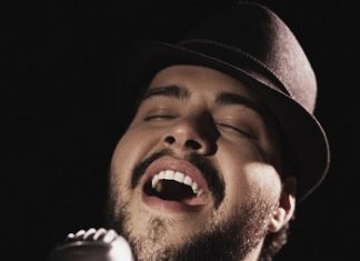 TIAGO ABRAVANEL FAZ SHOW EM PROL DE PESSOAS COM DEFICIÊNCIA VISUAL