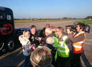 PILOTO CEGO DIRIGE CAMINHÃO A 200KM/H E QUEBRA 8º RECORDE