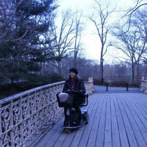 mila_com_sua_scooter_julinha_em_nova_york