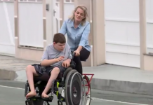 FAMÍLIA CRIA BIKE ADAPTÁVEL A CADEIRA DE RODAS PARA MENINO QUE NÃO ANDA