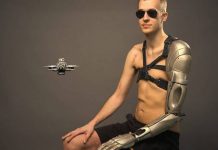 FÃ DE METAL GEAR RECEBE PRÓTESE BIÔNICA DE SNAKE COM CARREGADOR DE TELEFONE, LASER E ATÉ DRONE