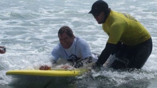 PRANCHA ADAPTADA PERMITE QUE SURFISTA PARAPLÉGICO VOLTE AO MAR