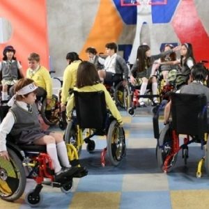 criancas-de-carrossel-homenagearam-tom-joao-lucas-takaki-e-aprenderam-a-usar-cadeira-de-rodas-1490402780872_v2_450x450