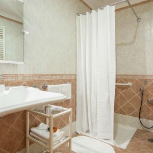 banheiro_adaptado_hotel_pomezia_roma