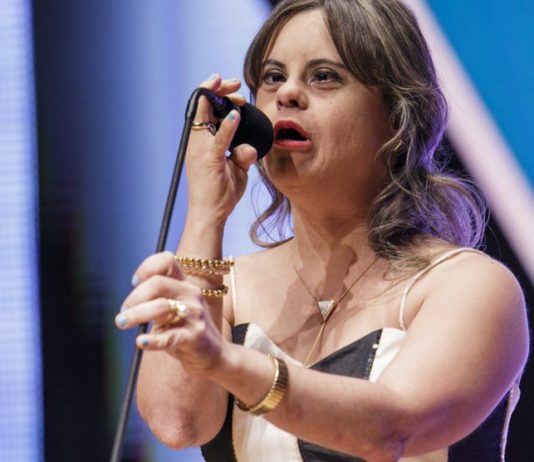 PRÊMIO CLAUDIA RECONHECE O TRABALHO DA PRIMEIRA REPÓRTER BRASILEIRA COM SÍNDROME DE DOWN