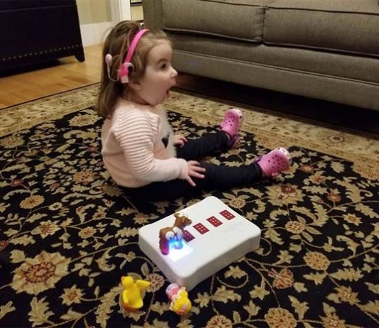 PAI INVENTA BRINQUEDO QUE ENSINA BRAILE PARA FILHA
