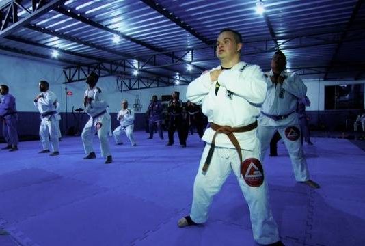 FAÇA PARTE: JOVEM COM SÍNDROME DE DOWN SE TORNA INSTRUTOR DE JIU-JITSU – R7 THIAGO HELTON