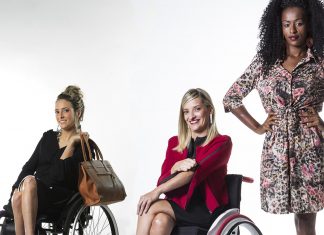 3 CURSOS DE MODA INCLUSIVA EM SÃO PAULO QUE VOCÊ NÃO PODE PERDER imagem de 3 mulheres a frente de um fundo branco. A mulher do canto esquerdo é loira, tem os cabelos presos em um coque, usa uma roupa preta, está com uma bolsa em mãos e está sentada em uma cadeira de rodas. A mulher do seu lado também é loira, está com os cabelos soltos, usa um casaco vermelho em cima de uma roupa preta e está sentada em uma cadeira de rodas. A terceira mulher está no canto direito, tem cabelos crespos, usa um vestido estampado, suas mãos estão na cintura e ela possui um membro inferior. Fonte: site ana Maria Braga