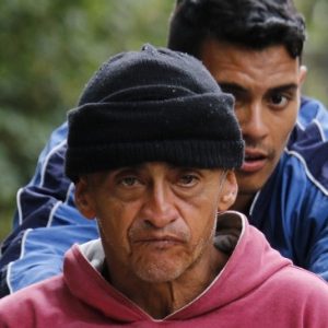 15set2018-o-migrante-venezuelano-jefferson-alexis-empurra-a-cadeira-de-rodas-de-seu-pai-jose-agustin-lopez-rumo-a-colombia-1537376517729_615x300