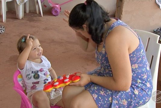 MENINA DE 2 ANOS APRENDE LIBRAS PARA COMUNICAR-SE COM PAIS DEFICIENTES AUDITIVOS EM MS