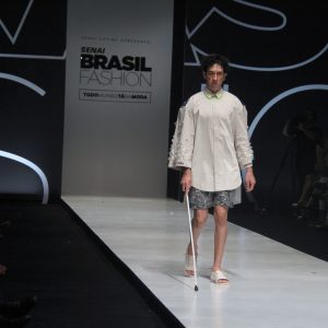 O atleta e modelo inclusivo Marcio Monclair na passarela Senai Brasil Fashion