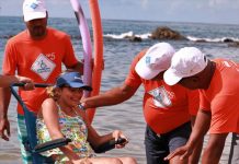 ‘PARA PRAIA’ PROMOVE BANHO DE MAR PARA PESSOAS COM DEFICIÊNCIA NA BAHIA