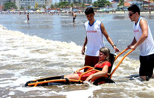 VERÃO MAIS INCLUSIVO É LEMA DO PROGRAMA PRAIA ACESSÍVEL EM SÃO PAULO
