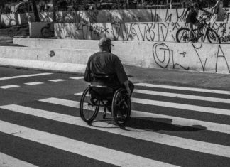 SEM RAMPA, CALÇADA É MURO ; GRAFFITIS MOSTRAM QUE CALÇADAS SEM RAMPAS SE TORNAM MUROS PARA QUEM É CADEIRANTE