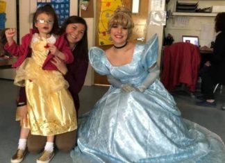 PARA RECEBER ALUNA SURDA, ESCOLA ENSINA LÍNGUA DE SINAIS E CHAMA PRINCESA