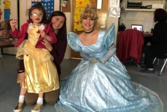 PARA RECEBER ALUNA SURDA, ESCOLA ENSINA LÍNGUA DE SINAIS E CHAMA PRINCESA