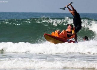 SURFISTA TETRAPLÉGICO REENCONTRA ALEGRIA APÓS RETORNAR AO MAR