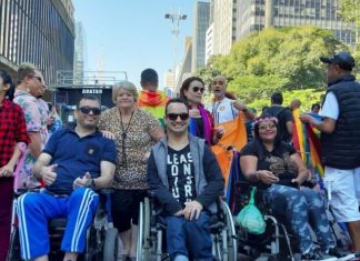 CADEIRANTES CELEBRAM DIVERSIDADE AO ABRIREM PARADA DO ORGULHO LGBT