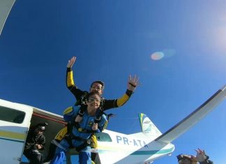 Advogada e ativista, tetraplégica salta de paraquedas em defesa da inclusão e se emociona do alto: ‘Não existem barreiras’ – Veja o vídeo.