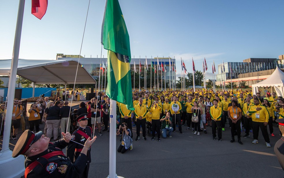 Delegação brasileira acompanha hasteamento da bandeira no Parapan de Toronto, em 2015 — Foto: Comitê Paralímpico Brasileiro