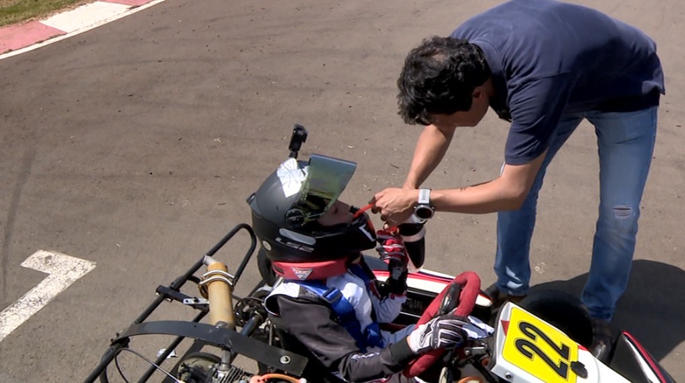 Tiago ajuda o filho durante os intervalos nas pistas — Foto: Vaner Santos / EPTV