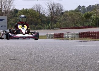 GAROTO COM PARALISIA CEREBRAL USA KART COMO FORMA DE TRATAMENTO E SONHA EM VIRAR PILOTO PROFISSIONAL – VEJA O VÍDEO.