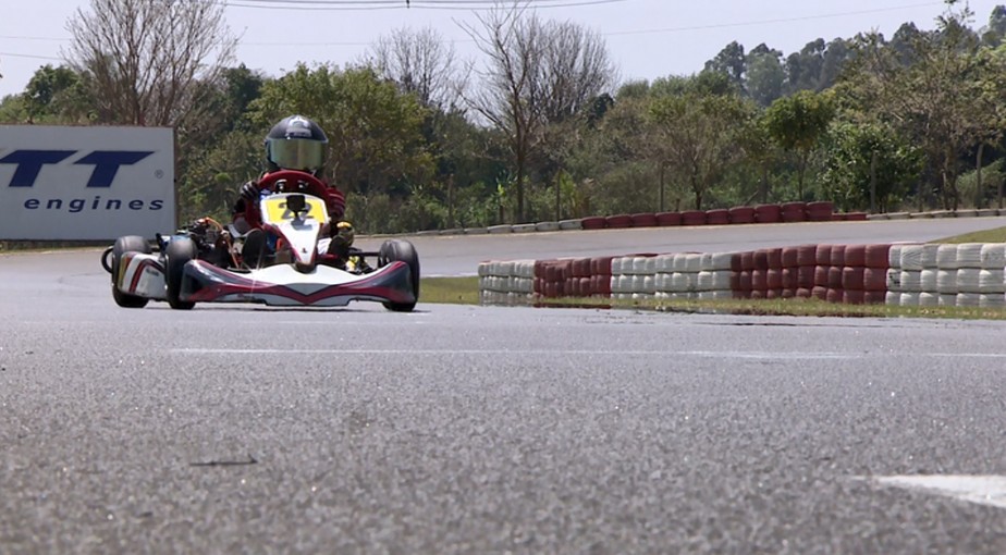 Garoto com paralisia cerebral usa kart como forma de tratamento e sonha em virar piloto profissional