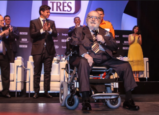 JÔ SOARES É O MAIS NOVO USUÁRIO DA CADEIRA MOTORIZADA DIVINITÀ, ESTREANDO-A NO PRÊMIO BRASILEIROS DO ANO