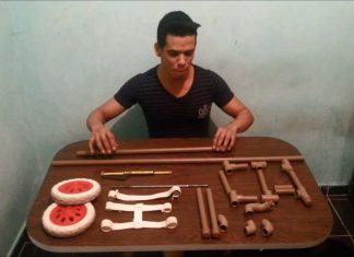 RAPAZ ENSINA COMO MONTAR UMA CADEIRA DE RODAS PARA CÃES COM DEFICIÊNCIA