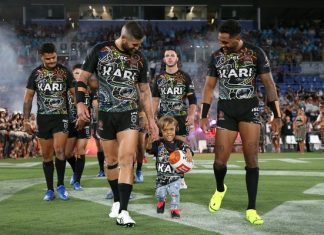 MENINO COM NANISMO QUE COMOVEU O MUNDO COM VÍDEO SOBRE BULLYING ENTRA EM CAMPO COM TIME DE RUGBY