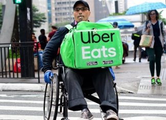 O CADEIRANTE QUE ENTREGA COMIDAS POR APLICATIVOS NA AVENIDA PAULISTA