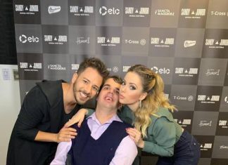 FÃ COM PARALISIA CEREBRAL SÓ SE ACALMA COM MÚSICAS DE SANDY E JUNIOR