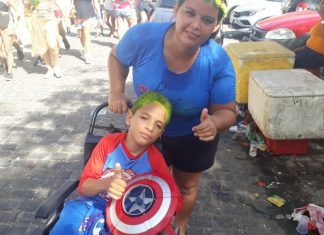 BEBÊ E MENINO COM PARALISIA CEREBRAL ‘ESTREIAM’ EM OLINDA E MOSTRAM QUE FOLIA É PARA TODOS
