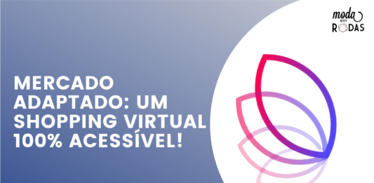 Arte em degradê azul com o seguinte texto em branco: Mercado Adaptado: Um shopping virtual 100% acessível! No canto direito da imagem e inserido em um semicírculo branco se encontra a logomarca do Moda Em Rodas no canto superior e, ao centro, a logo do Mercado Adaptado, conjunto de asas em degradê nas cores rosa, azul e branco.